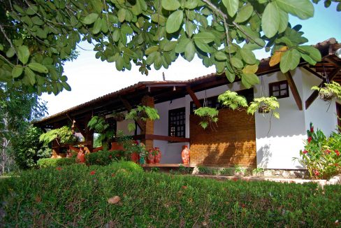 Aconchegante casa com grande terreno a venda em Lauro de Freitas