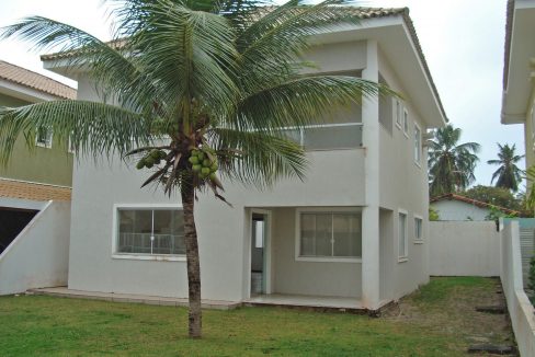 Casa a 500 metros da praia de Buraquinho a venda