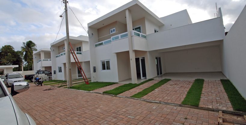 Casa à venda em Buraquinho à 600 mt da praia