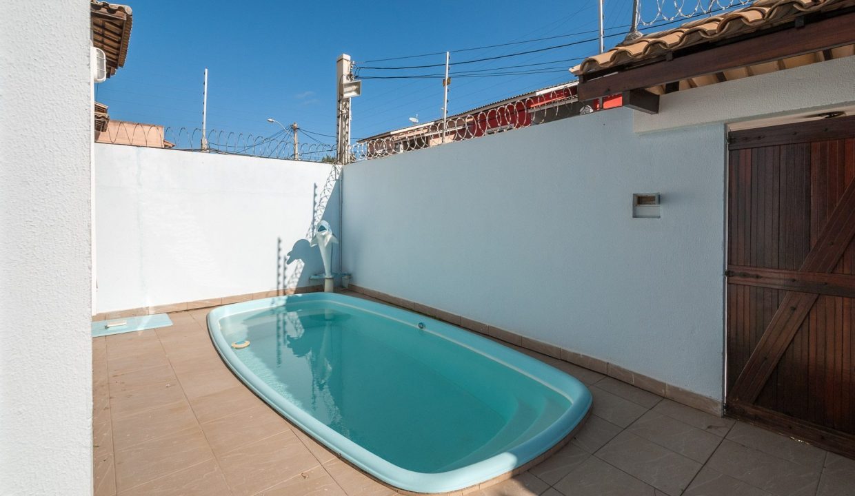 Casa com piscina a venda em Ipitanga-16
