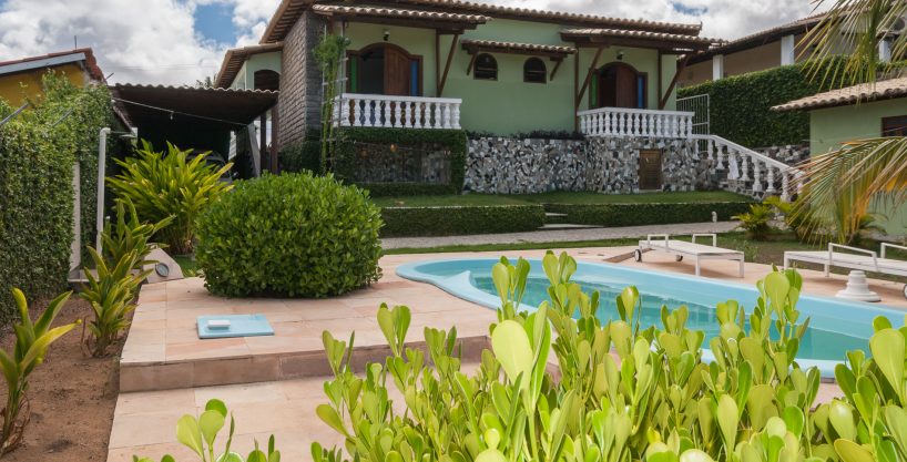 Casa térrea com piscina a venda em Lauro de Freitas