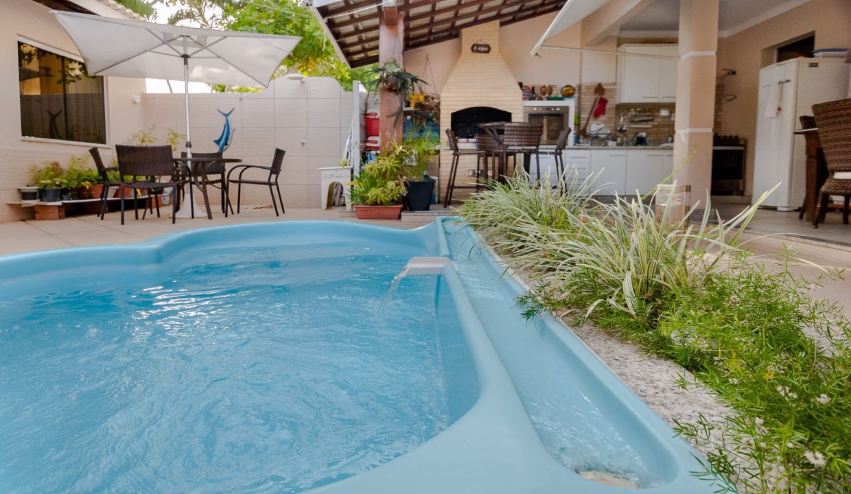 Casa com piscina perto da praia a venda em Itapuã (12)