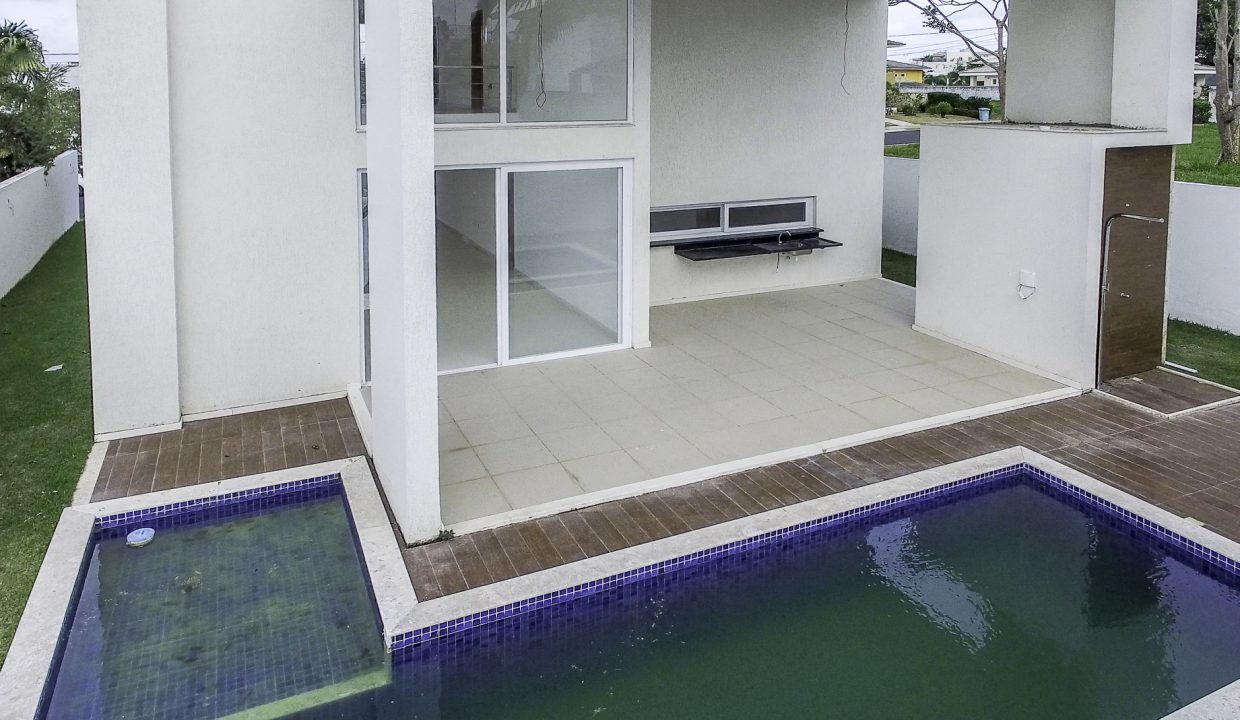 Nova casa com piscina a venda Alphaville Litoral Norte (26)