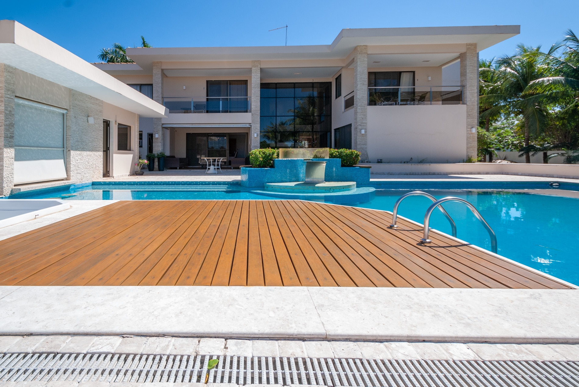 Elegant luxury home for sale in condo Busca Vida