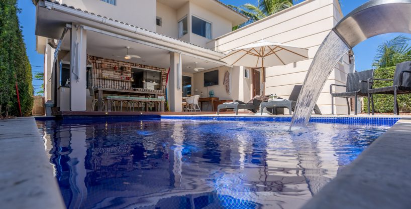 Luxury home with pool for sale in Vilas do Atlântico