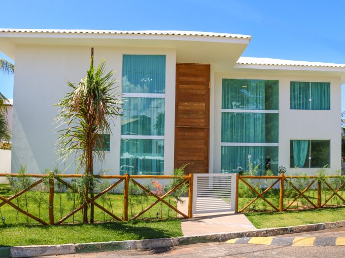 Casa localizada à 80 m da praia a venda em Guarajuba