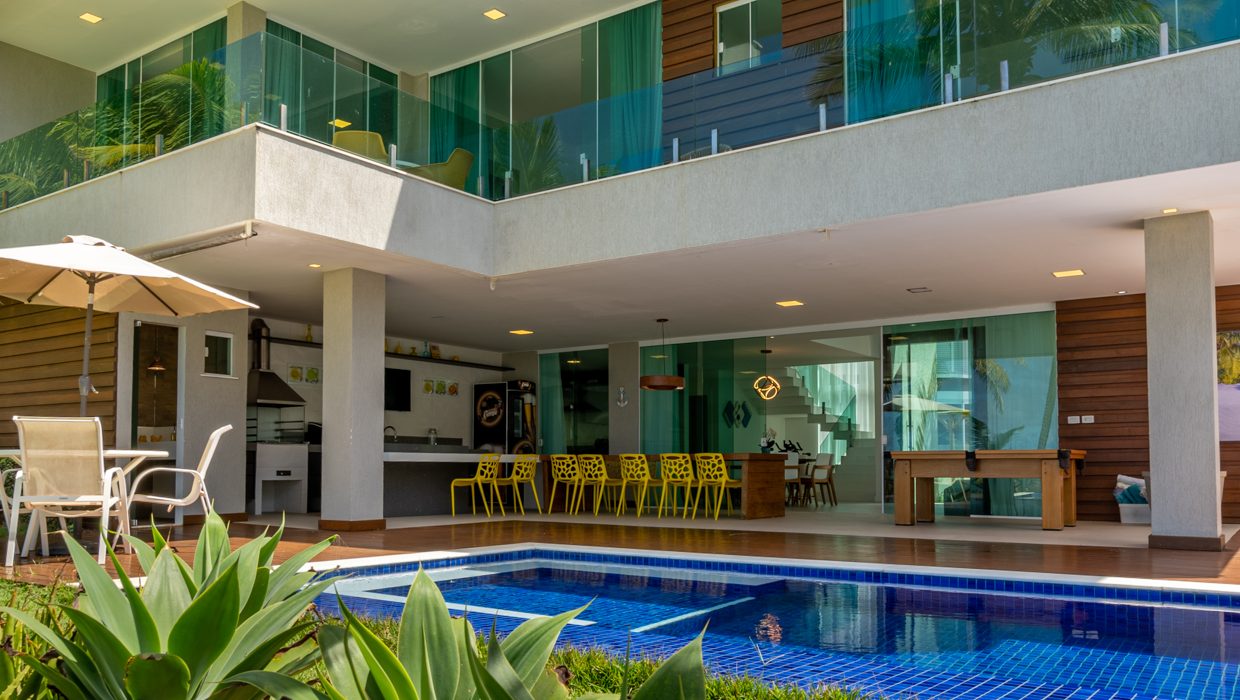 Casa moderna de frente à praia a venda em Guarajuba