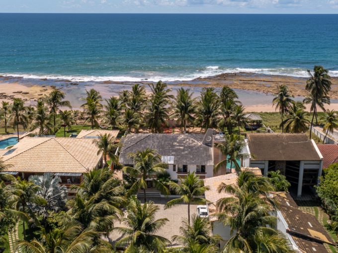 Casa frente mar com anexo e terreno de 2.500 m2 em Interlagos