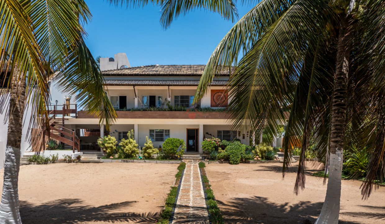 Casa frente mar com anexo e terreno de 2.500 m2 em Interlagos (35)