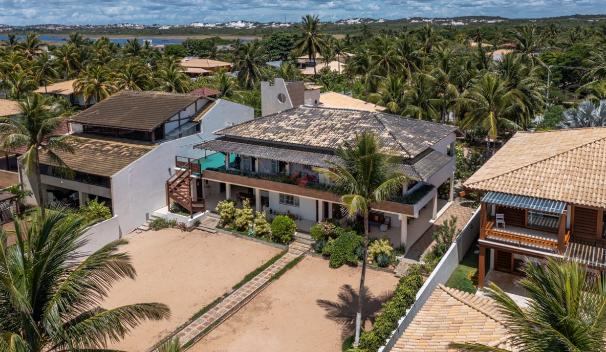 Casa frente mar com anexo e terreno de 2.500 m2 em Interlagos (41)
