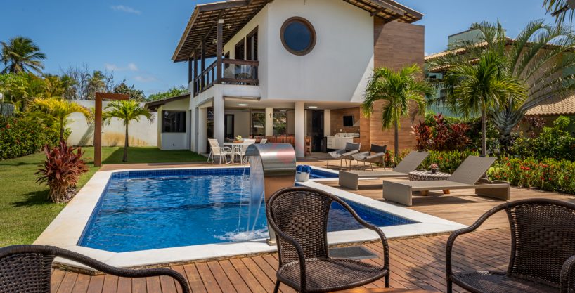 Casa a venda no condomínio de luxo a 100 m da praia Guarajuba