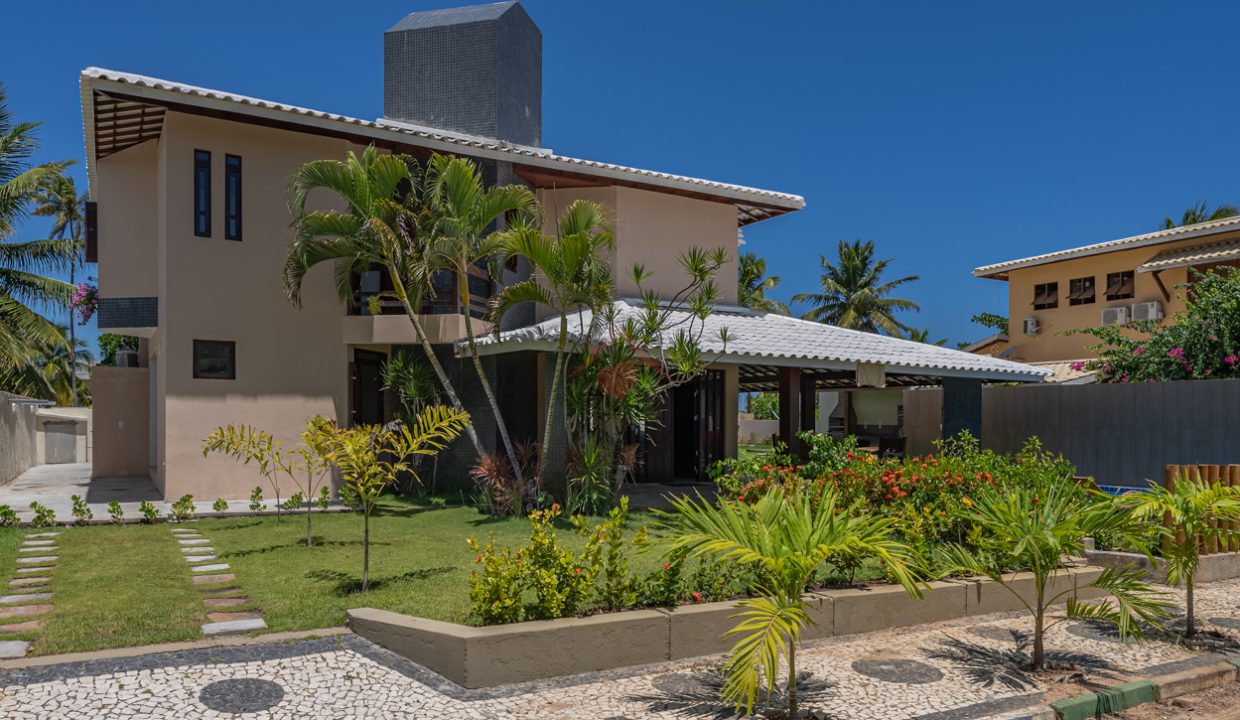 Casa com piscina a 50 m da praia de Guarajuba