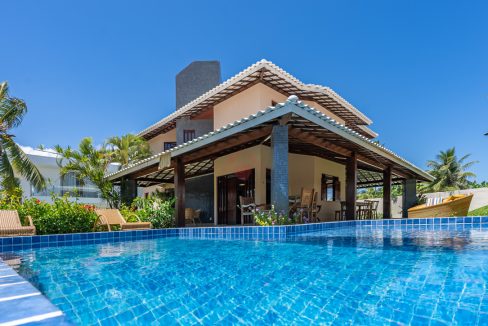 Casa com piscina a 50 m da praia de Guarajuba